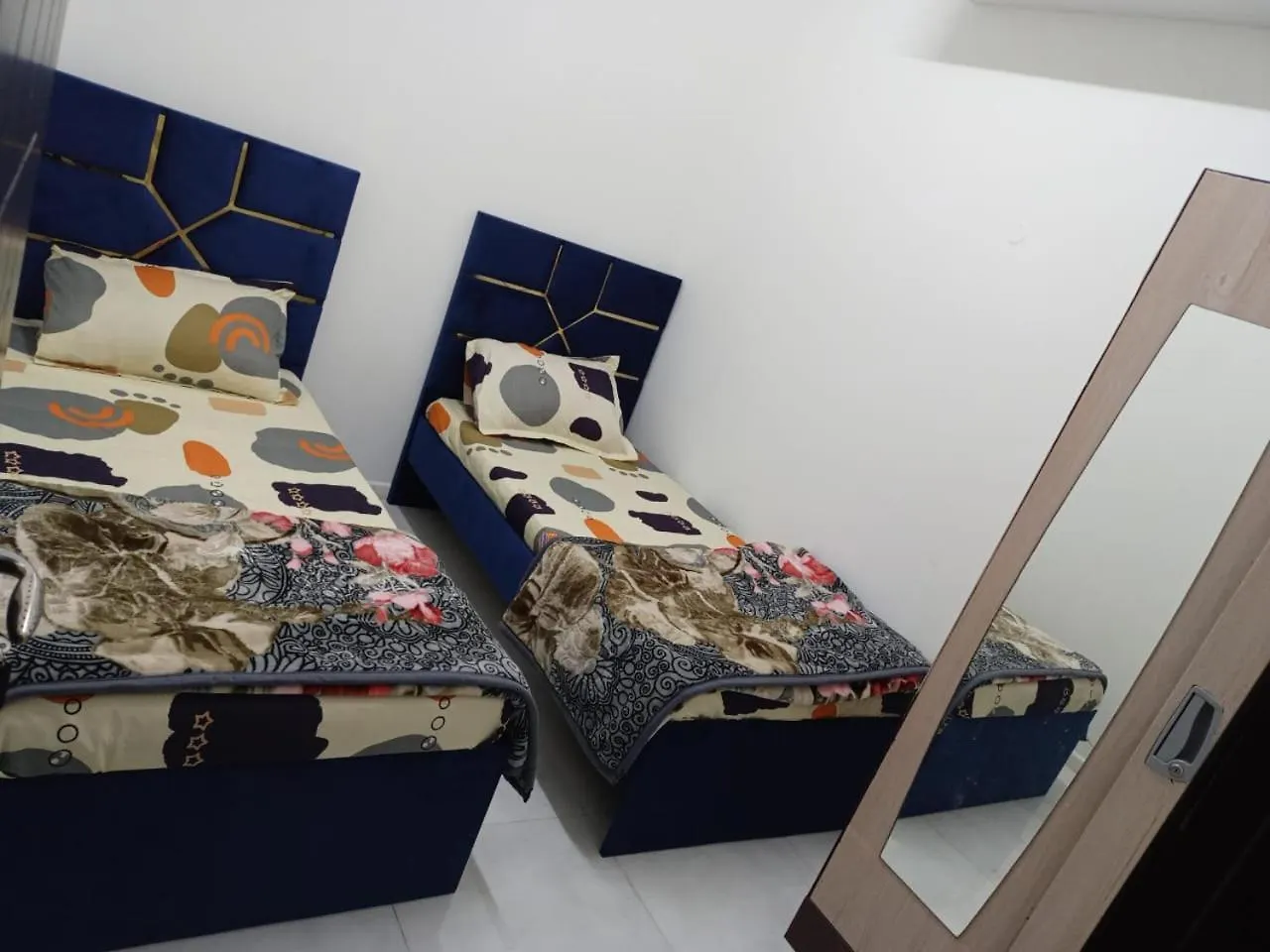 Elite Space Partition Room In Dubai Very Near Union And Banyas Metro - Creek - Gold Souq Capsule hotel